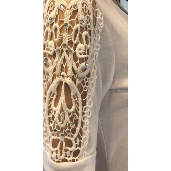 (6 for $25) Carolyn Taylor Embroidered Sleeve Scoop Neck Top in White Size Small - Picture 3 of 5